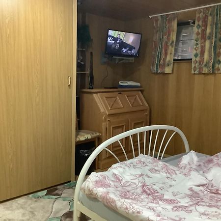 Schoenes Doppelbettzimmer Im Untergeschoss Inkl Parkplatz Nach Verfuegbarkeit Essen Exterior photo