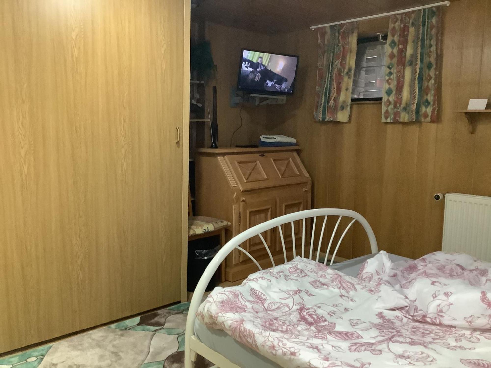 Schoenes Doppelbettzimmer Im Untergeschoss Inkl Parkplatz Nach Verfuegbarkeit Essen Exterior photo